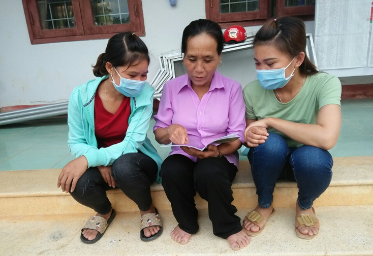1. Chị Phạm Thị Lâm tuyên truyền về những chính sách vay vốn ưu đãi của NHCSXH cho người dân bản Cáo, xã Lâm Hóa (Tuyên Hóa).