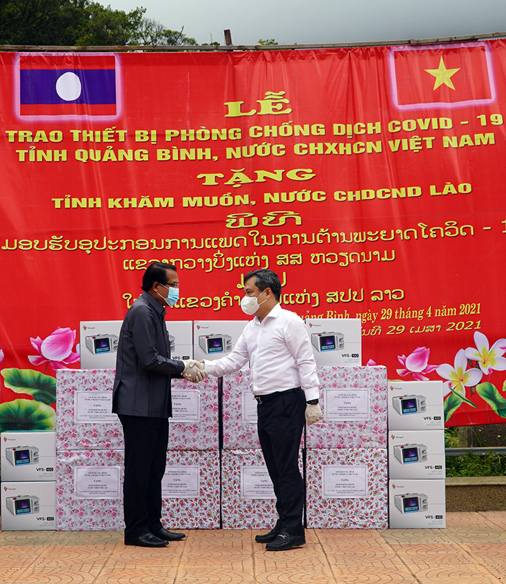 Đồng chí thư Tỉnh ủy Quảng Bình Vũ Đại Thắng và đồng chí Bí thư, Tỉnh trưởng tỉnh Khăm Muộn Văn-xay Phong-sạ-vẳn tại lễ trao tặng thiết bị y tế ngày 29-4-2021.