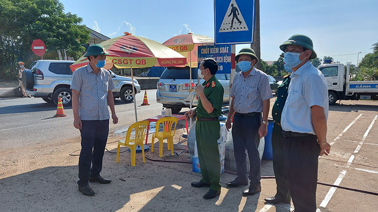 Đồng chí Phó Chủ tịch UBND tỉnh trò chuyện với cán bộ làm việc tại chốt.