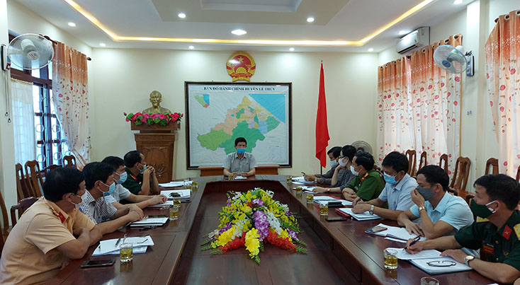 Đồng chí Phó Chủ tịch UBND tỉnh làm việc với huyện Lệ Thuỷ về công tác phòng, chống dịch bệnh Covid-19.