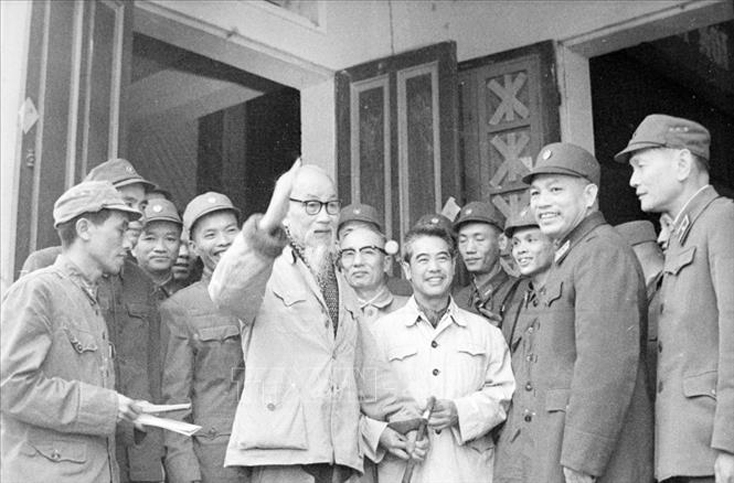 Chủ tịch Hồ Chí Minh thăm bộ đội phòng không-không quân (16-2-1969). Ảnh: TTXVN