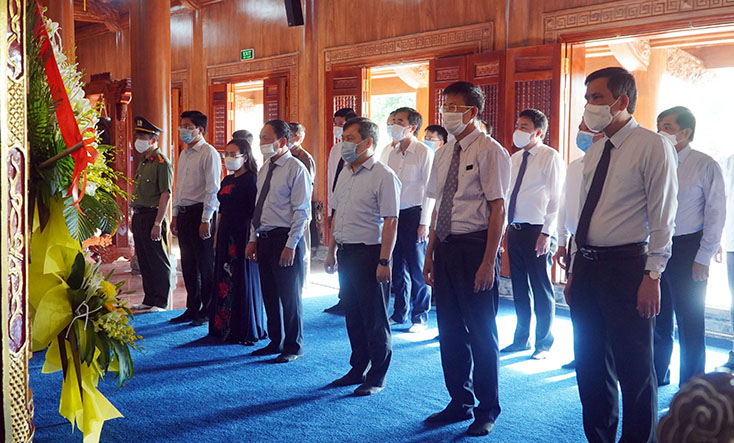 Các đại biểu tưởng niệm Chủ tịch Hồ Chí Minh vĩ đại và công lao to lớn của các anh hùng liệt sĩ.