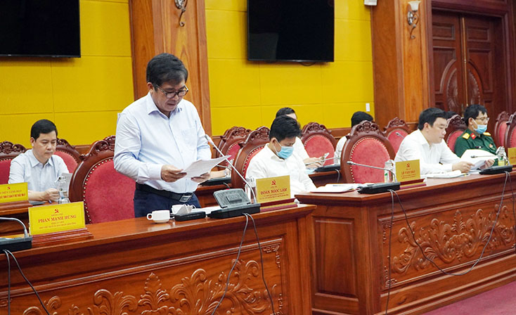 Đồng chí Đoàn Ngọc Lâm, Ủy viên Ban Thường vụ, Phí Chủ tịch Thường trực UBND tỉnh, Phó Chủ tịch Ủy ban bầu cử tỉnh trình bày báo cáo tình hình triển khai công tác bầu cử. 