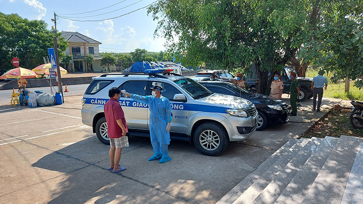 Việc tăng cường hoạt động kiểm soát người, phương tiện đi vào địa bàn tỉnh góp phần quan trọng trong việc phòng, chống dịch bệnh Covid-19.