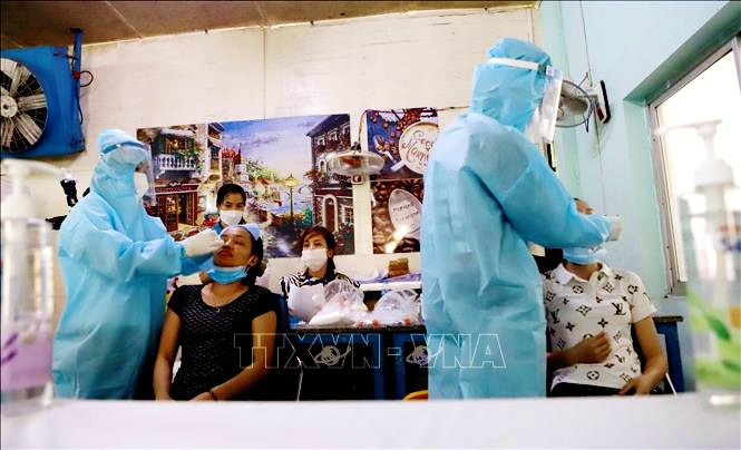   Xét nghiệm COVID-19 cho người dân khu vực có nguy cơ cao. Ảnh: TTXVN