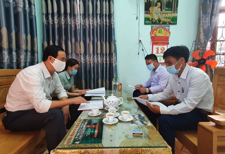 Việc thành lập các tổ công tác nghiệp vụ của huyện Lệ Thủy đã giúp đỡ, hỗ trợ rất nhiều trong công tác chuẩn bị bầu cử của các xã miền núi. 