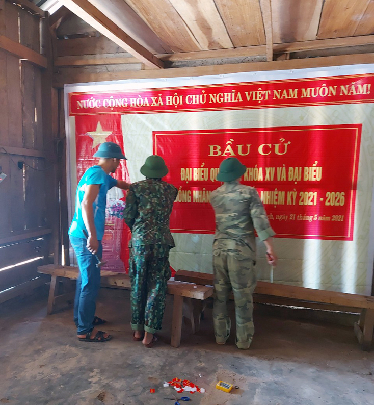 Bộ đội biên phòng Đồn biên phòng Cồn Roàng tham gia công tác chuẩn bị bầu cử tại xã Thượng Trạch