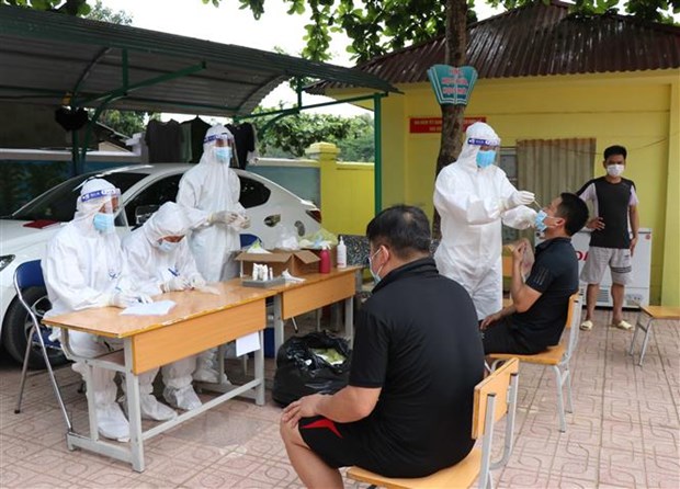 Lực lượng y tế tiến hành lấy mẫu xét nghiệm tại Trường Phổ thông Dân tộc bán trú Tiểu học Phìn Hồ (xã Phìn Hồ, huyện Nậm Pồ, tỉnh Điện Biên). (Ảnh: TTXVN)