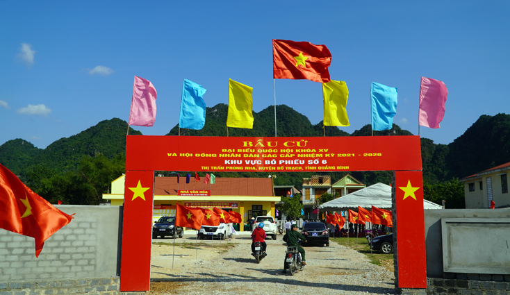 Quang cảnh tại điểm bỏ phiếu tổ dân phố Hà Lời trong ngày bầu cử sớm 21-5.