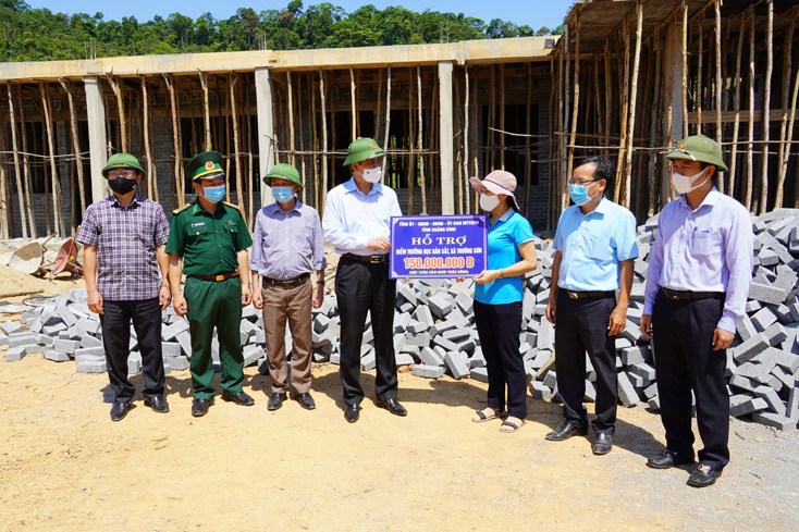 Đồng chí Chủ tịch UBND tỉnh Trần Thắng trao tặng số tiền 150 triệu đồng của Tỉnh ủy, HĐND, UBND, Ủy ban MTTQVN tỉnh hỗ trợ cho điểm trường học bản Sắt.