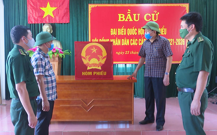 UBBC thị xã tăng cường công tác kiểm tra những khâu chuẩn bị cuối cùng cho ngày bầu cử.