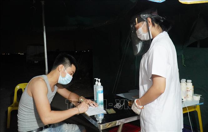  Người dân khai báo y tế phòng dịch COVID-19. Ảnh: TTXVN