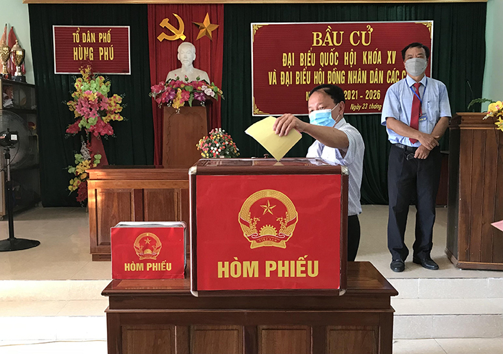  Đồng chí Phó Bí thư Thường trực Tỉnh ủy Trần Hải Châu bỏ phiếu bầu đại biểu Quốc hội và đại biểu HĐND các cấp.