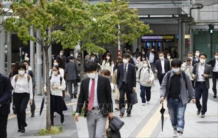 Người dân đeo khẩu trang phòng dịch COVID-19 tại Osaka, Nhật Bản, ngày 7-5-2021. Ảnh: Kyodo/TTXVN