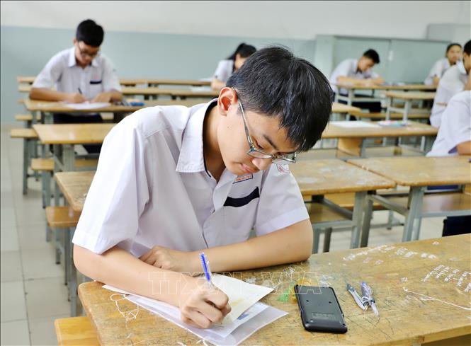  Thí sinh làm bài thi môn Toán tại điểm thi Trường Trung học Cơ sở Trần Văn Ơn (Quận 1) trong kỳ thi tuyển sinh lớp 10 THPT công lập năm 2020 - 2021. Ảnh: Hồng Giang/TTXVN