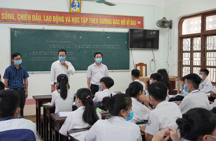  Đoàn công tác Sở GD-ĐT đi kiểm tra công tác phòng, chống dịch Covid-19 trong các trường học.