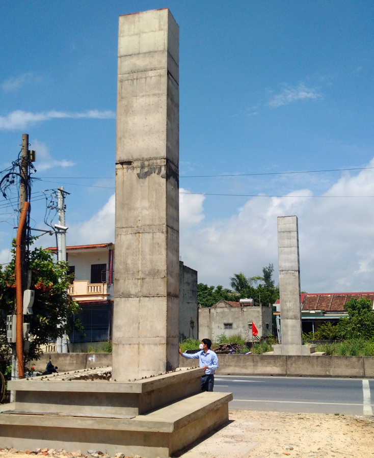 Cổng chào phía nam TP.Đồng Hới chỉ mới hoàn thành xong phần trụ móng