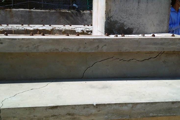  Một vết nứt liên tục kéo dài