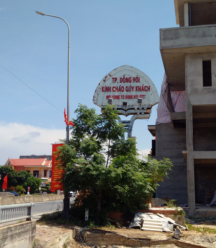 Trong lúc đó công trình cổng chào cũ bị bỏ hoang, xuống cấp vì không được duy tu, bảo dưỡng rất phản cảm