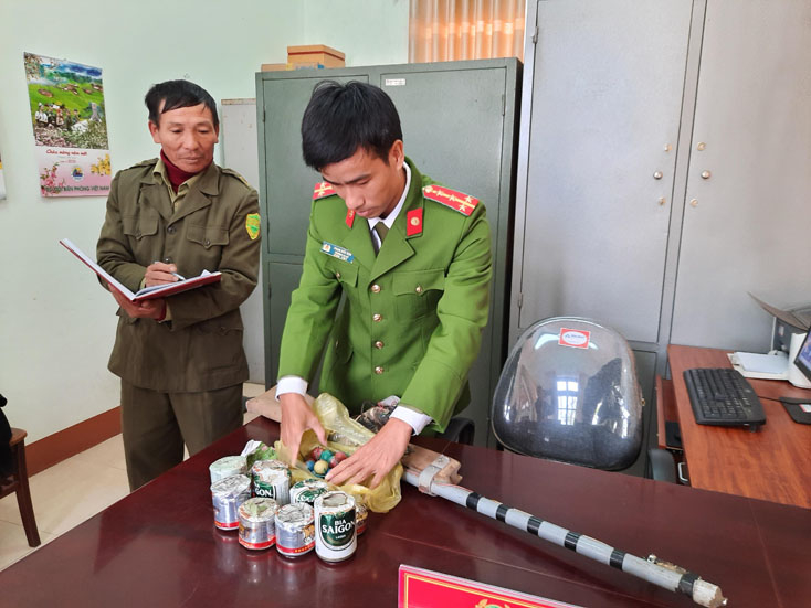 Lực lượng bán chuyên trách và Công an chính quy xã Hải Ninh, huyện Quảng Ninh vận động nhân dân giao nộp nhiều loại súng cồn, mìn tự chế.