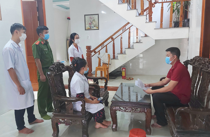 Việc kiểm tra, giám sát người cách ly tại nhà được thực hiện thường xuyên.