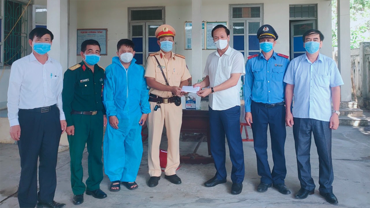 Đồng chí Bí Thư Huyện ủy Quảng Trạch Nguyễn Xuân Đạt trao thưởng cho lực lượng trực chốt phòng, chống dịch Covid-19 Bắc Quảng Bình trên địa bàn xã Quảng Đông.