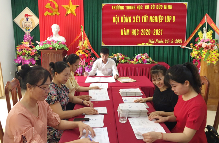 Hội đồng xét tốt nghiệp THCS của Trường THCS Đức Ninh, TP. Đồng Hới xét công nhận tốt nghiệp THCS cho học sinh.