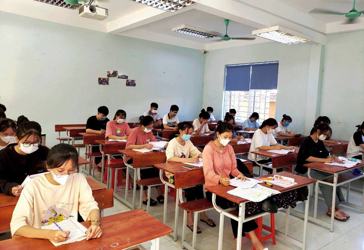  Các trường THPT, trung tâm GDTX tổ chức dạy ôn tập, củng cố kiến thức cho học sinh lớp 12 trong điều kiện phòng, chống dịch Covid-19.