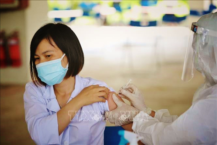 Tiêm vaccine phòng COVID-19 cho công nhân trong khu công nghiệp. Ảnh: TTXVN