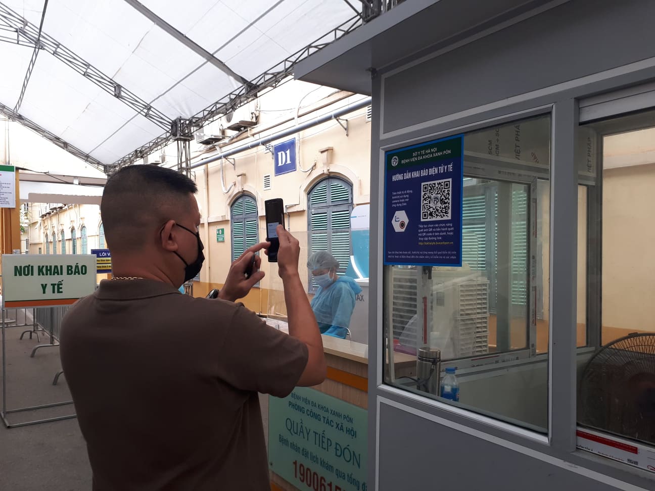  Khai báo bằng cách quét QR Code tại một bệnh viện của Hà Nội.