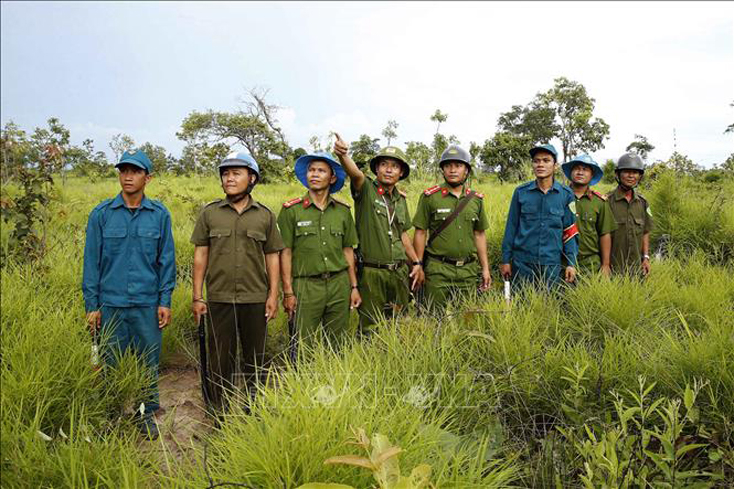Công an chính quy và công an viên của xã Ia Rvê, huyện Ea Súp, tỉnh Đắk Lắk tuần tra đảm bảo an ninh trật tự trên tuyến biên giới phía Tây Bắc giáp với Vương quốc Campuchia. Ảnh: Doãn Tấn/TTXVN