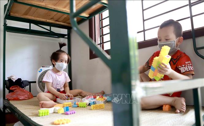 Hai trẻ em cùng phòng tại khu cách ly Trung đoàn 834 (Bộ Chỉ huy Quân sự tỉnh Vĩnh Phúc). Ảnh: Hoàng Hùng/TTXVN