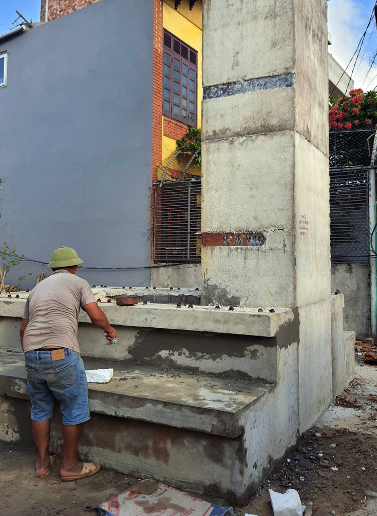 Công nhân Công ty TNHH xây dựng tổng hợp Hoàng Gia đang xử lý các vết nứt