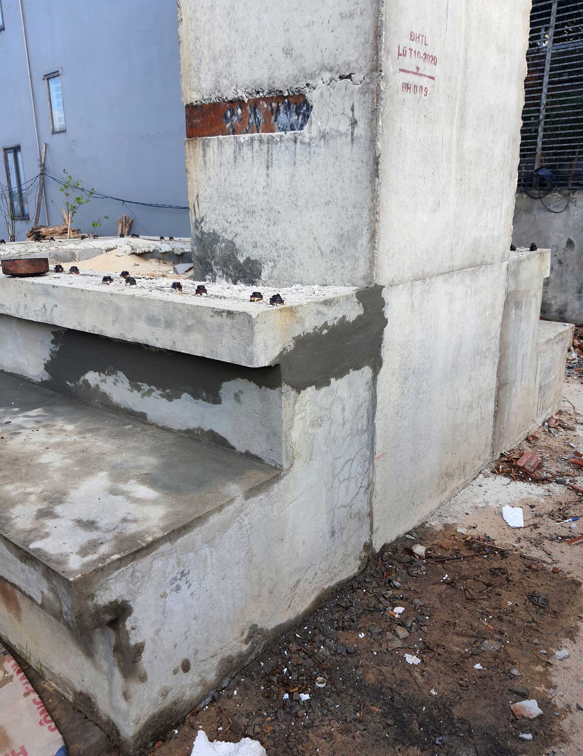 Các vết nứt ở khuôn viên chân móng cổng chào phía Nam được xử lý