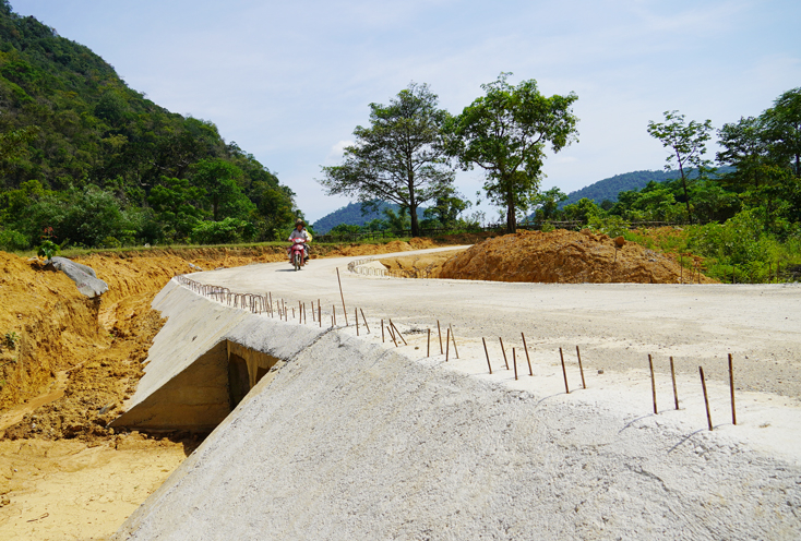Đoạn đường đi vào bản Còi Đá được Đoàn KT-QP đầu tư xây dựng tạo thuận lợi cho đồng bào đi lại