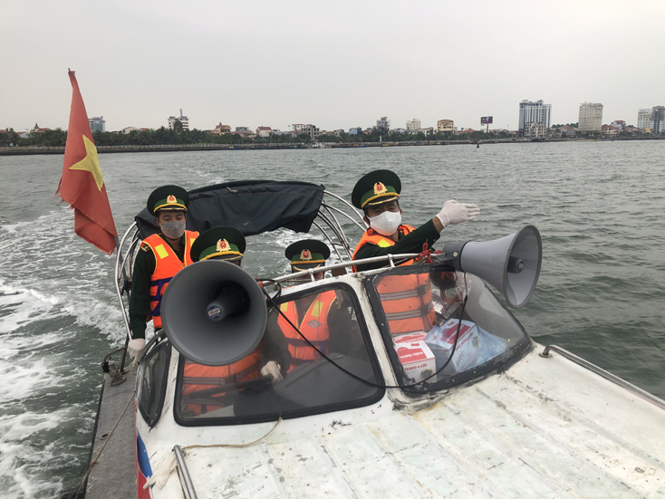 Lực lượng Bộ đội Biên phòng thường xuyên tuần tra trên biển kết hợp tuyên truyền về chống khai thác IUU.