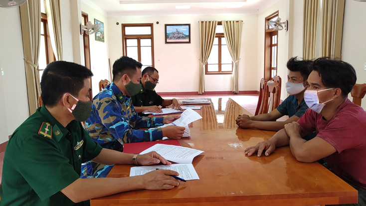 Cơ quan chức năng xử phạt hành chính các chủ tàu vi phạm các quy định về chống khai thác IUU.