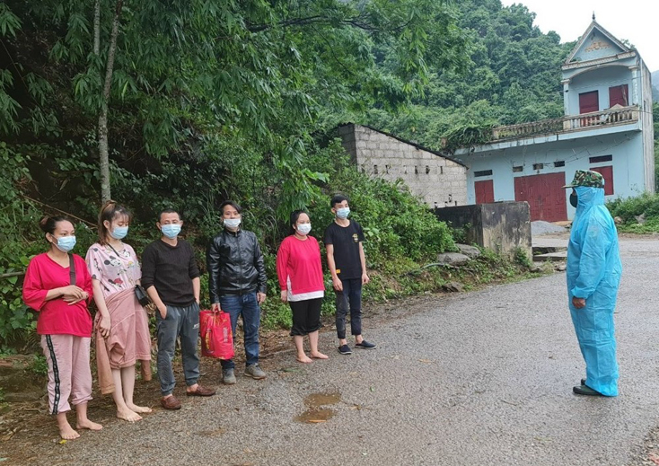 Cán bộ chiến sĩ Đồn Biên phòng cửa khẩu Trà Lĩnh (Cao Bằng) tạm giữ 6 công dân Việt Nam nhập cảnh trái phép từ Trung Quốc trở về qua khu vực Mốc 756. Ảnh: BĐBP cung cấp