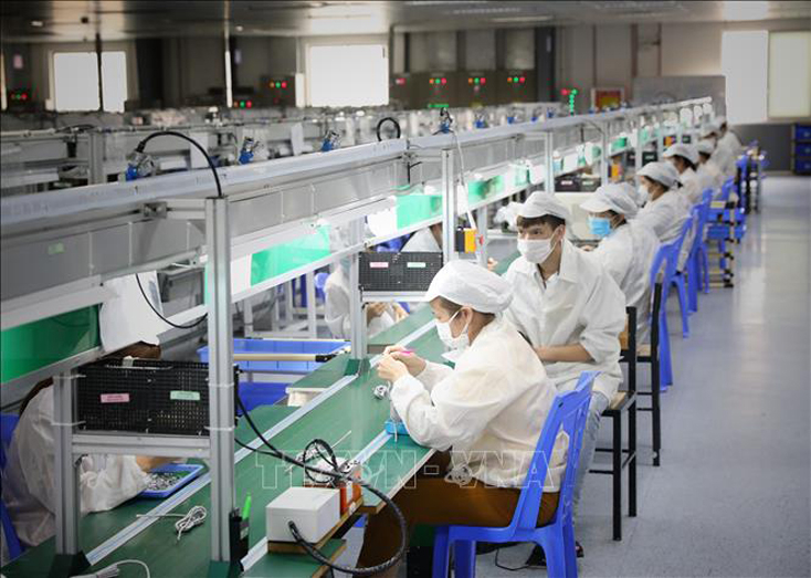 Công nhân Công ty TNHH New Wing Interconnect Technology (KCN Vân Trung, Bắc Giang) đã đi làm trở lại sau 2 lần test âm tính với SARS-CoV-2. Ảnh minh họa: Danh Lam/TTXVN
