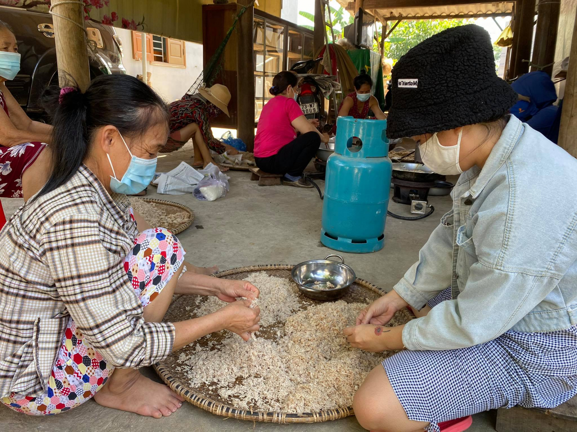 Nhóm chị em phụ nữ ở phường Phú Hải đang làm ruốc bông để gửi tặng các y, bác sỹ đang làm nhiệm vụ ở Bắc Giang.