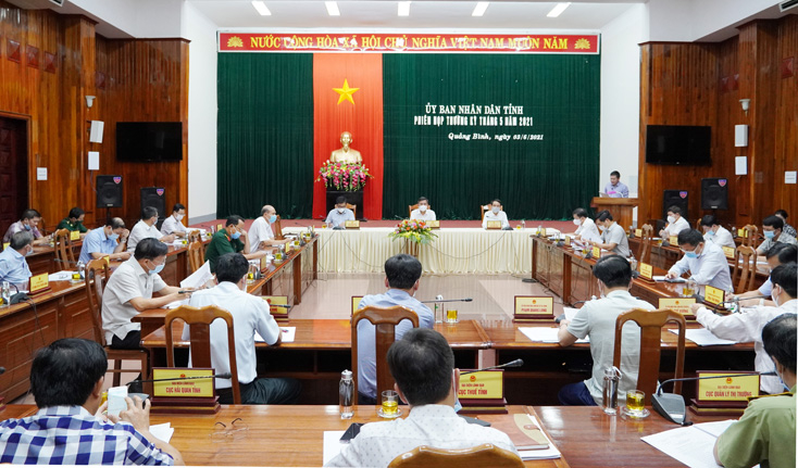 Đồng chí Giám đốc Sở Kế hoạch-Đầu tư báo cáo tình hình KT-XH tháng 5 và 5 tháng đầu năm 2021.