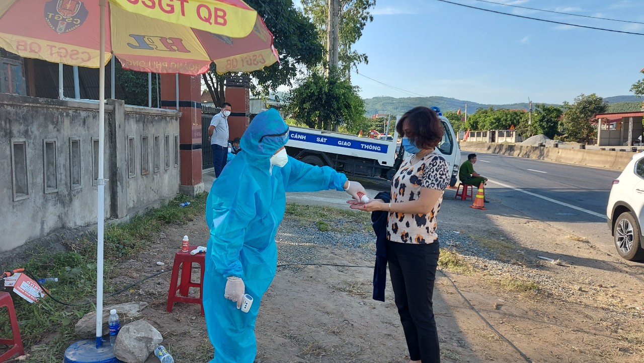 Lực lượng chức năng tăng cường kiểm soát nhằm phát hiện kịp thời các trường hợp liên quan đến bệnh Covid-19 về trên địa bàn tỉnh