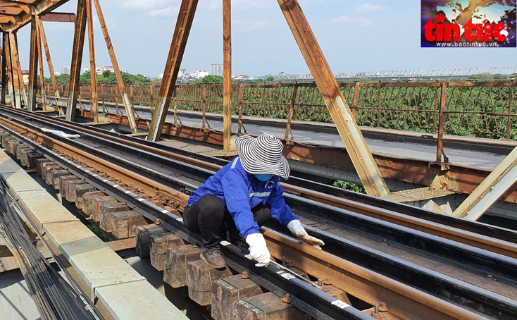 Đời sống công nhân tuần đường gặp nhiều khó khăn vì bị nợ lương.