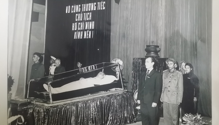Cụ Cả Yêm bên thi hài Bác Hồ (Ảnh do ông Nguyễn Hồng Phối cung cấp). 