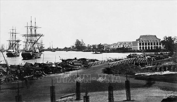 Bến Nhà Rồng (Sài Gòn) đầu thế kỷ XX. Từ nơi này, ngày 5-6-1911, người thanh niên yêu nước Nguyễn Tất Thành đã rời Tổ quốc trên con tàu Đô đốc Latouche-Tréville để thực hiện hoài bão giải phóng nước nhà khỏi ách nô lệ của thực dân, đế quốc. Ảnh: Tư liệu TTXVN