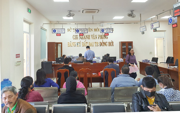 Người dân đến làm các thủ tục hành chính về lĩnh vực đất đai tại Chi nhánh Văn phòng đăng ký đất đai TP Đồng Hới thuộc .