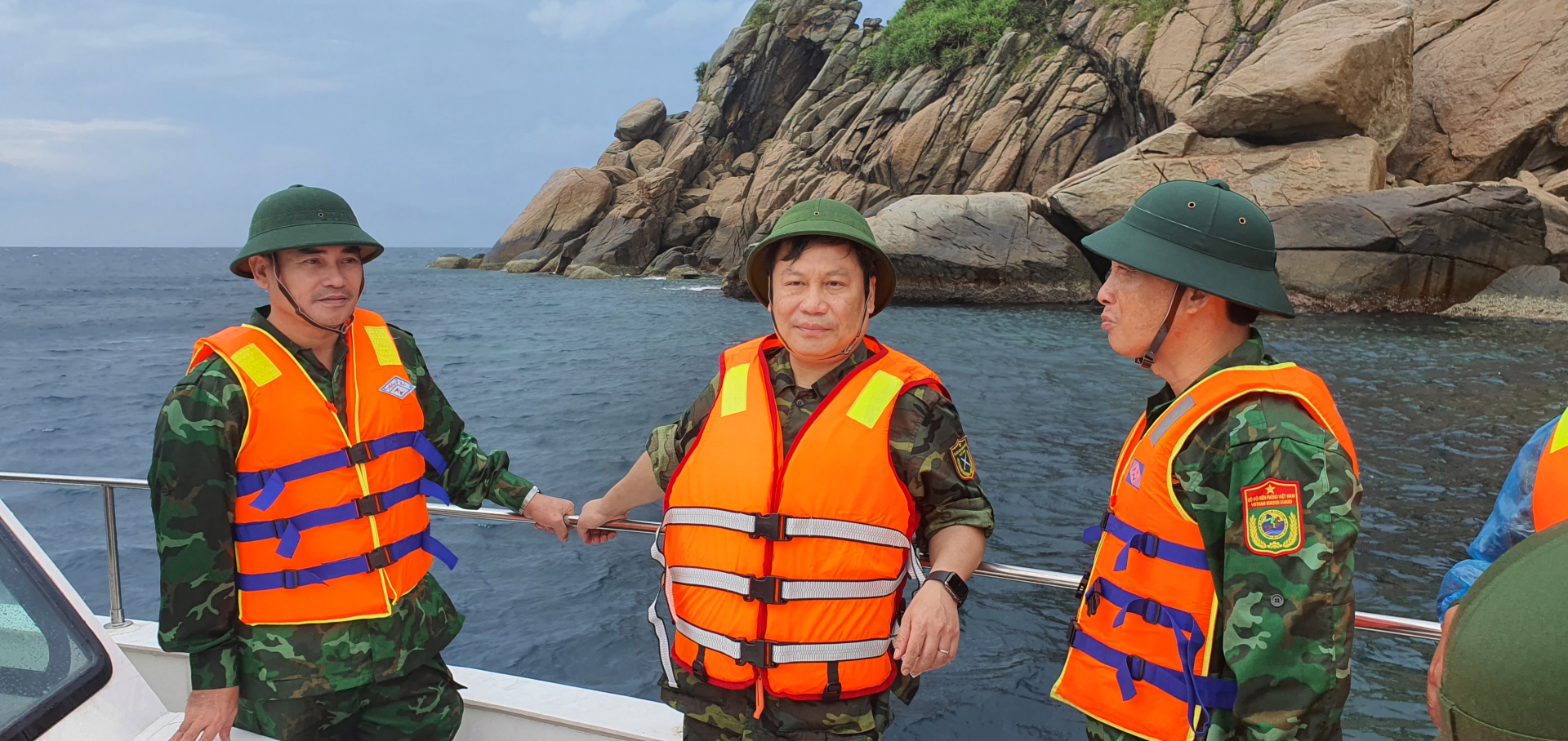 Đồng chí Bí thư Tỉnh ủy Vũ Đại Thắng và các thành viên đoàn công tác tại khu vực Hòn Gió
