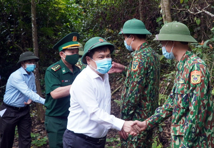 Đồng chí Bí thư Tỉnh ủy Vũ Đại Thắng thăm, động viên cán bộ, chiến sỹ Bộ đội Biên phòng tại các chốt phòng, chống dịch Covid-19.