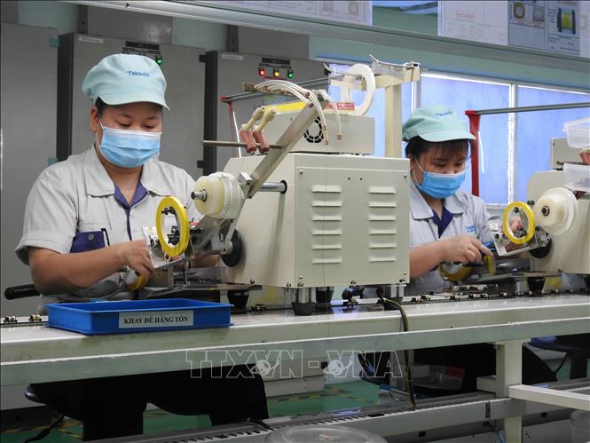  Thực hiện nghiêm các biện pháp phòng chống dịch trong khu công nghiệp. Ảnh: TTXVN.