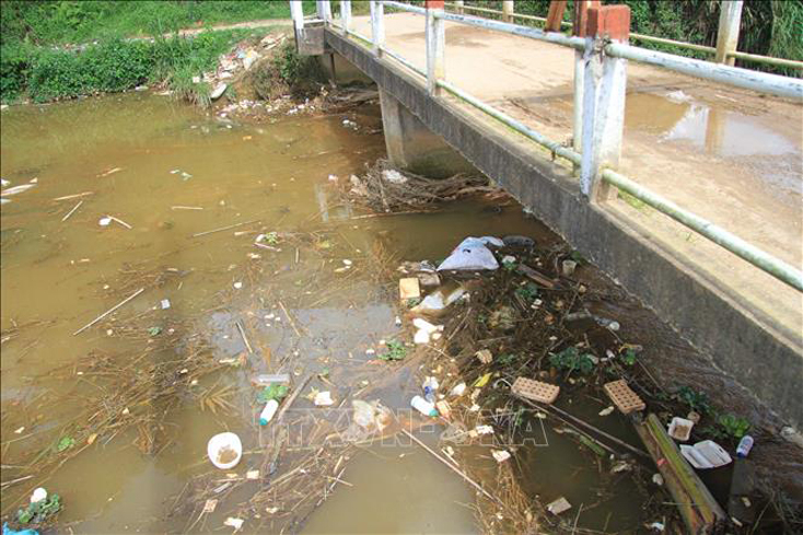 Cá nhân, tổ chức có hành vi vi phạm hành chính trong lĩnh vực bảo vệ môi trường sẽ bị áp dụng xử phạt. Ảnh: Đặng Tuấn/TTXVN